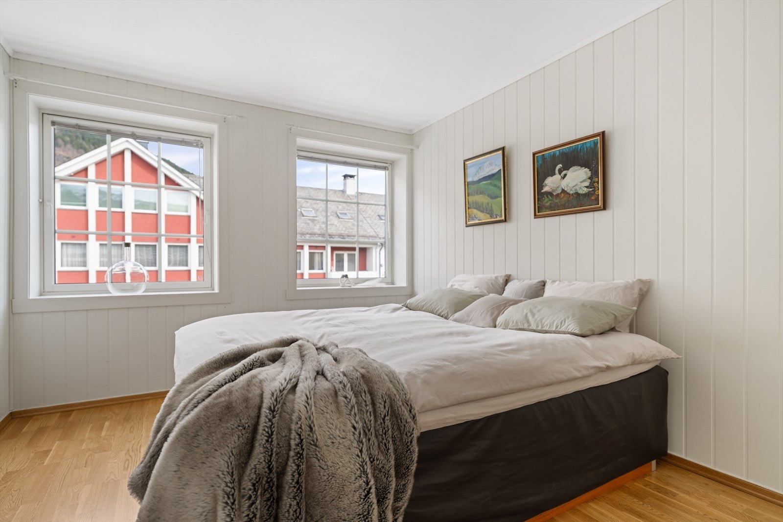 Romslig hovedsoverom, lyst og pent. Galleribilde