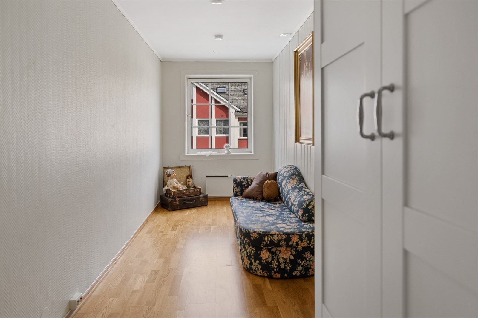 Soverom nr.2 har også garderobeskap. Perfekt som gjesterom eller barnerom. Galleribilde