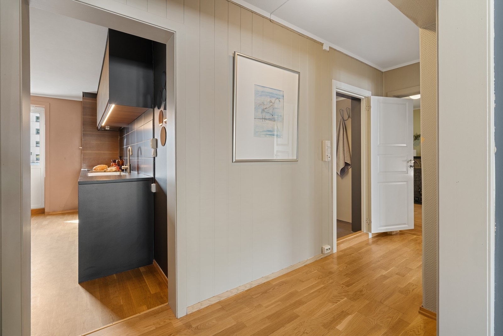 Gang som fører til kjøkken og stue. Galleribilde