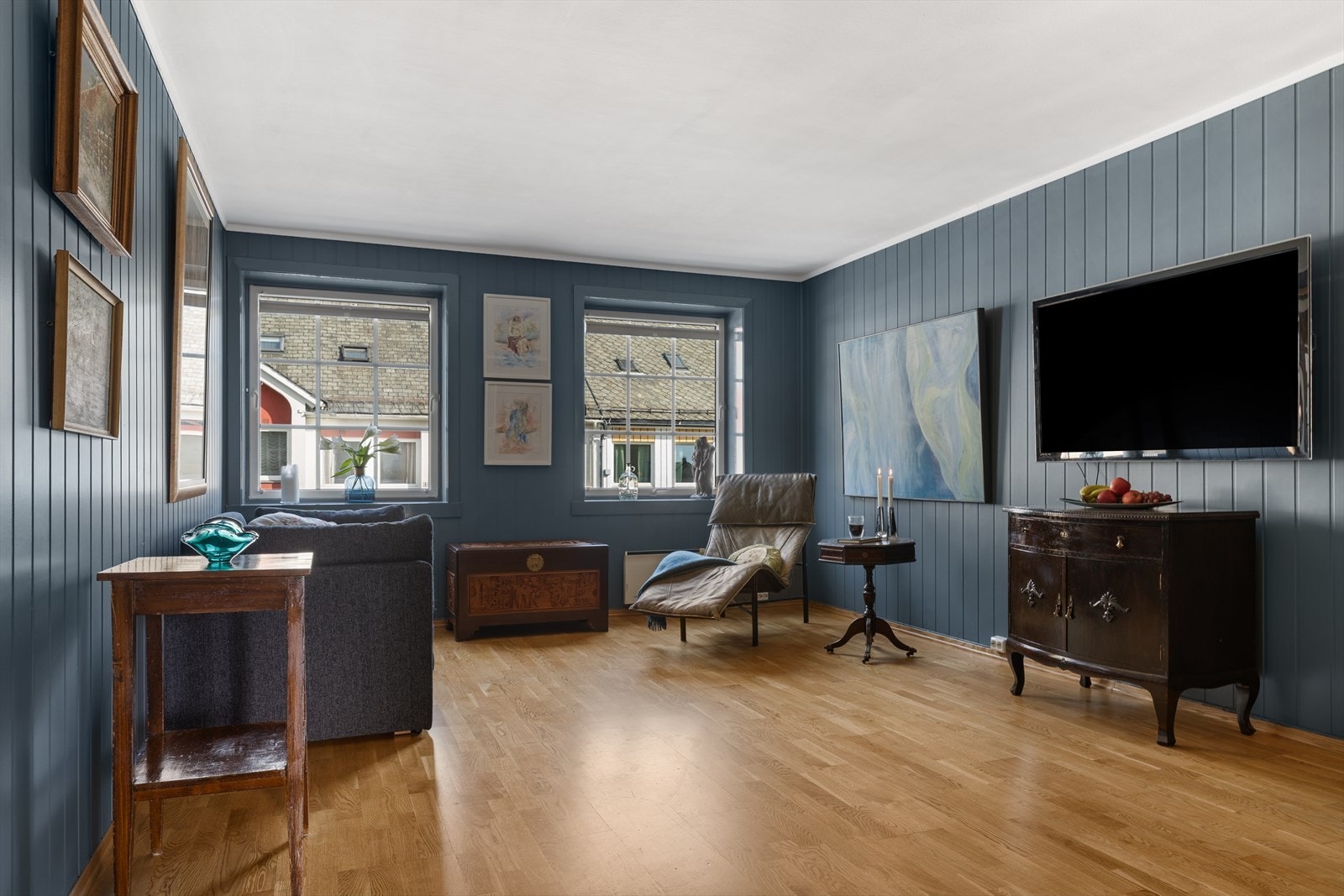 Parkett på gulv og malte plater på vegger. Galleribilde