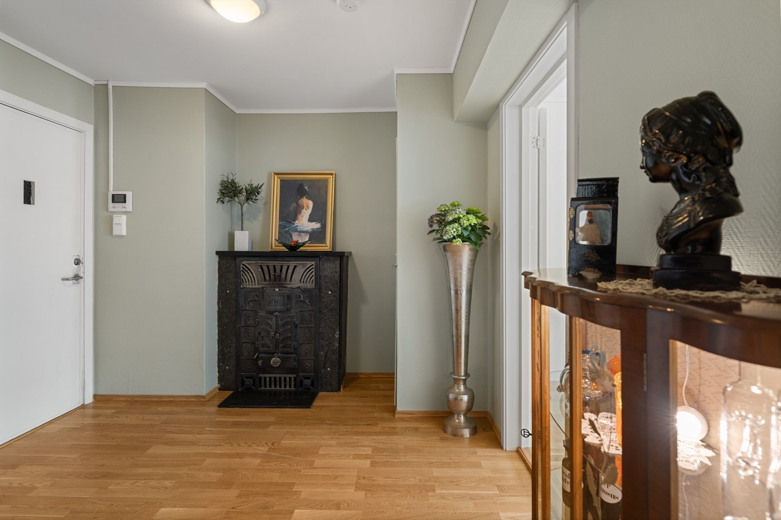 Romslig entré med parkett på gulv og malte flater på vegger. Galleribilde