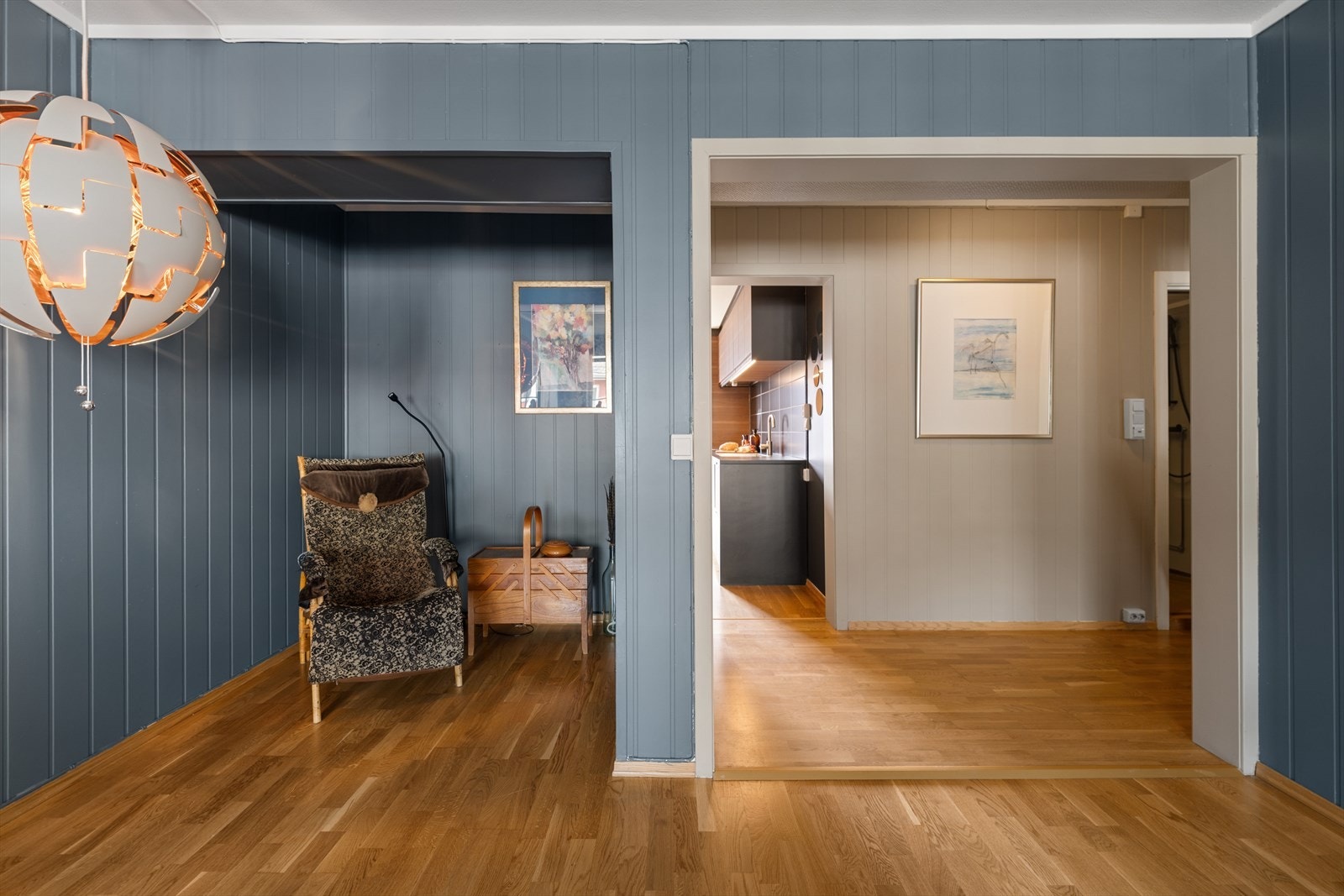 Stue i delvis åpen løsning med mellomgang. Galleribilde
