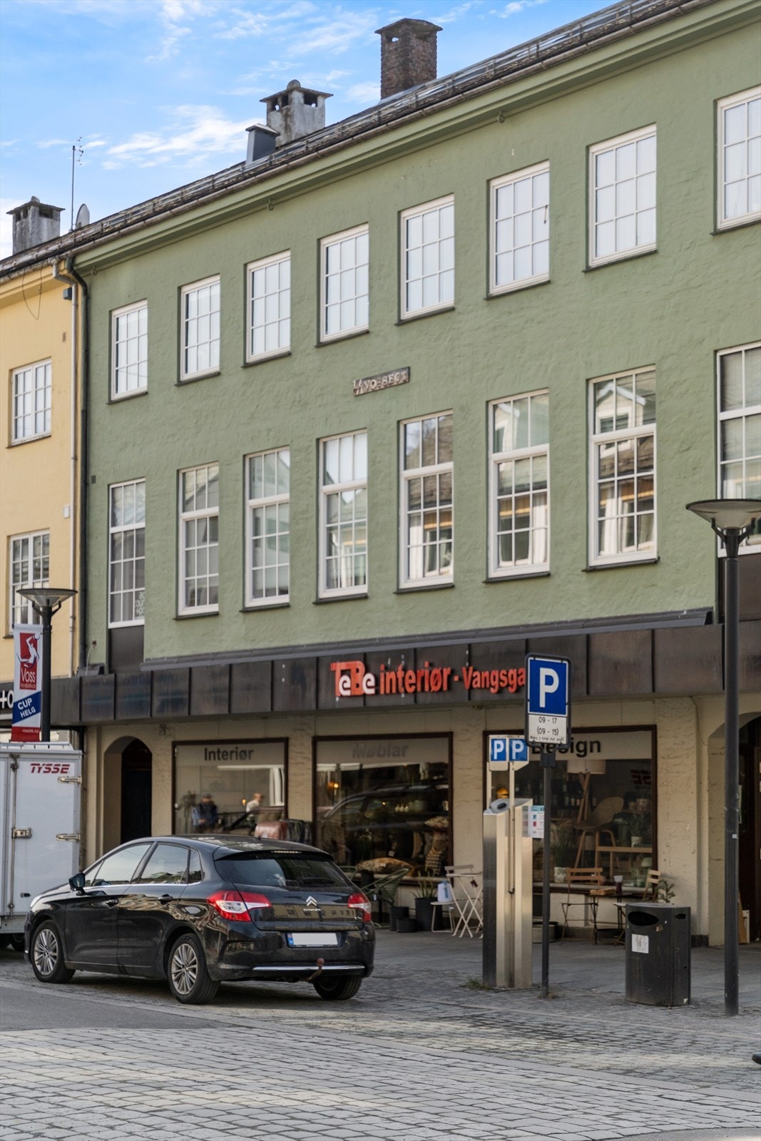Hyggelige Vangsgata, midt på Vangen. Galleribilde