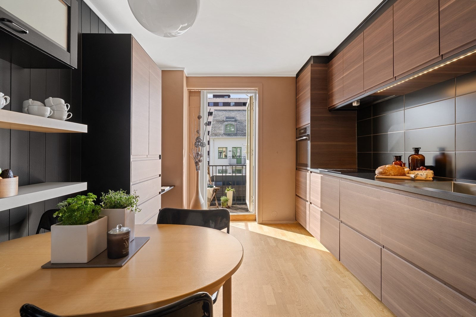 Kjøkkenet har stilfull, moderne innredning med slette fronter og innfreste grep. Benkeplate av laminat. Kjøkkenet er utstyrt med integrerte hvitevarer som oppvaskmaskin, kombiskap (kjøl/frys), stekeovn og platetopp. Galleribilde