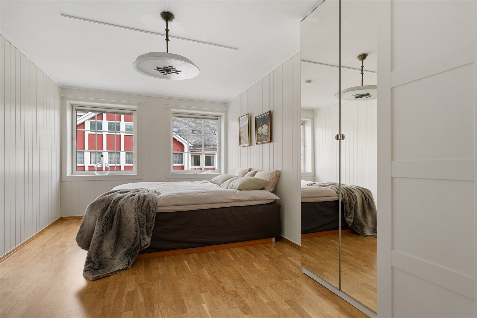 Garderobeskap medfølger. Galleribilde
