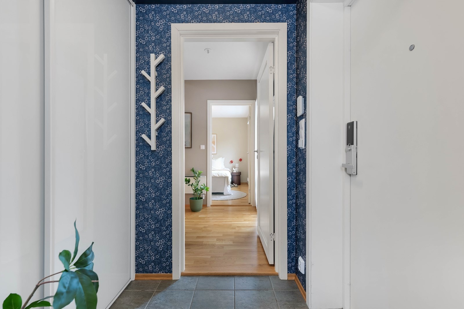 Entré med skyvedørsgarderobe for oppbevaring av yttertøy og sko og ytterdør har kodelås for økt komfort. Galleribilde