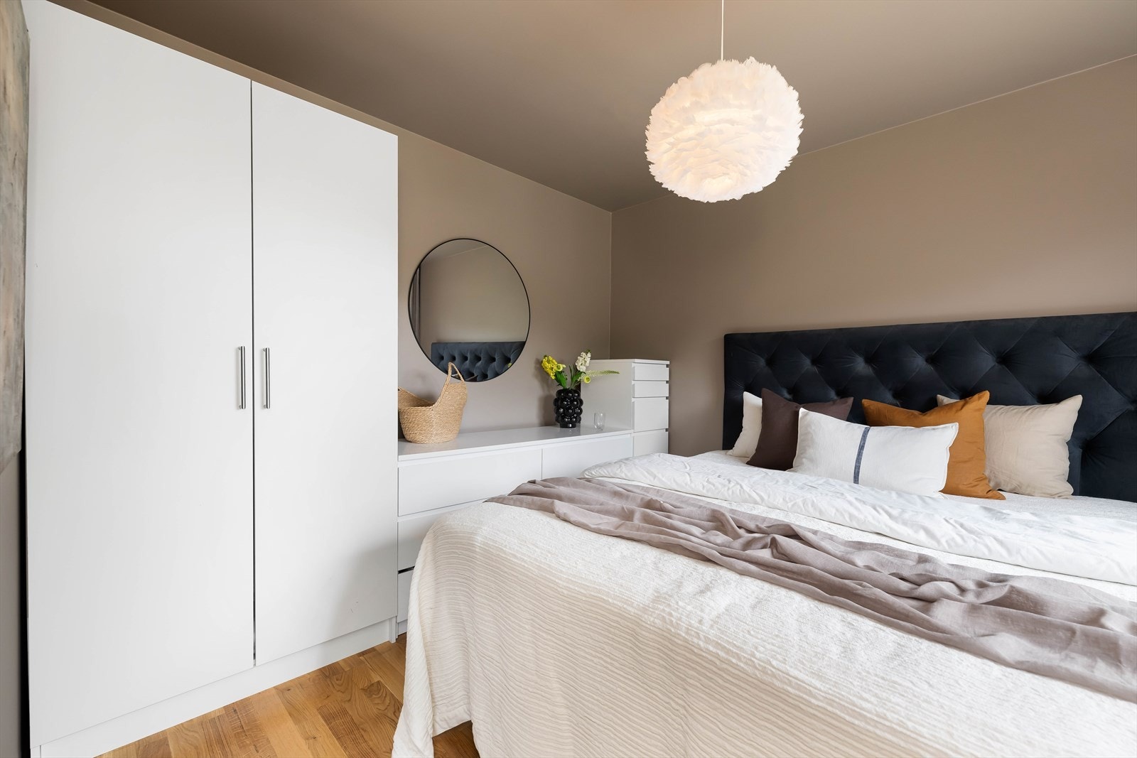 Soverommet er også malt i en lun og delikat farge og har god plass til dobbeltseng, nattbord og garderobeskap. Galleribilde