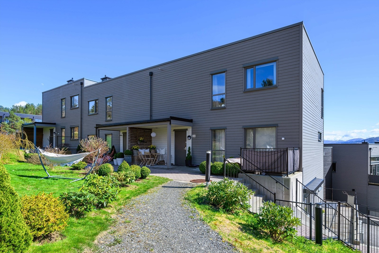 Rekkehuset ligger på enden og går over to plan. Galleribilde