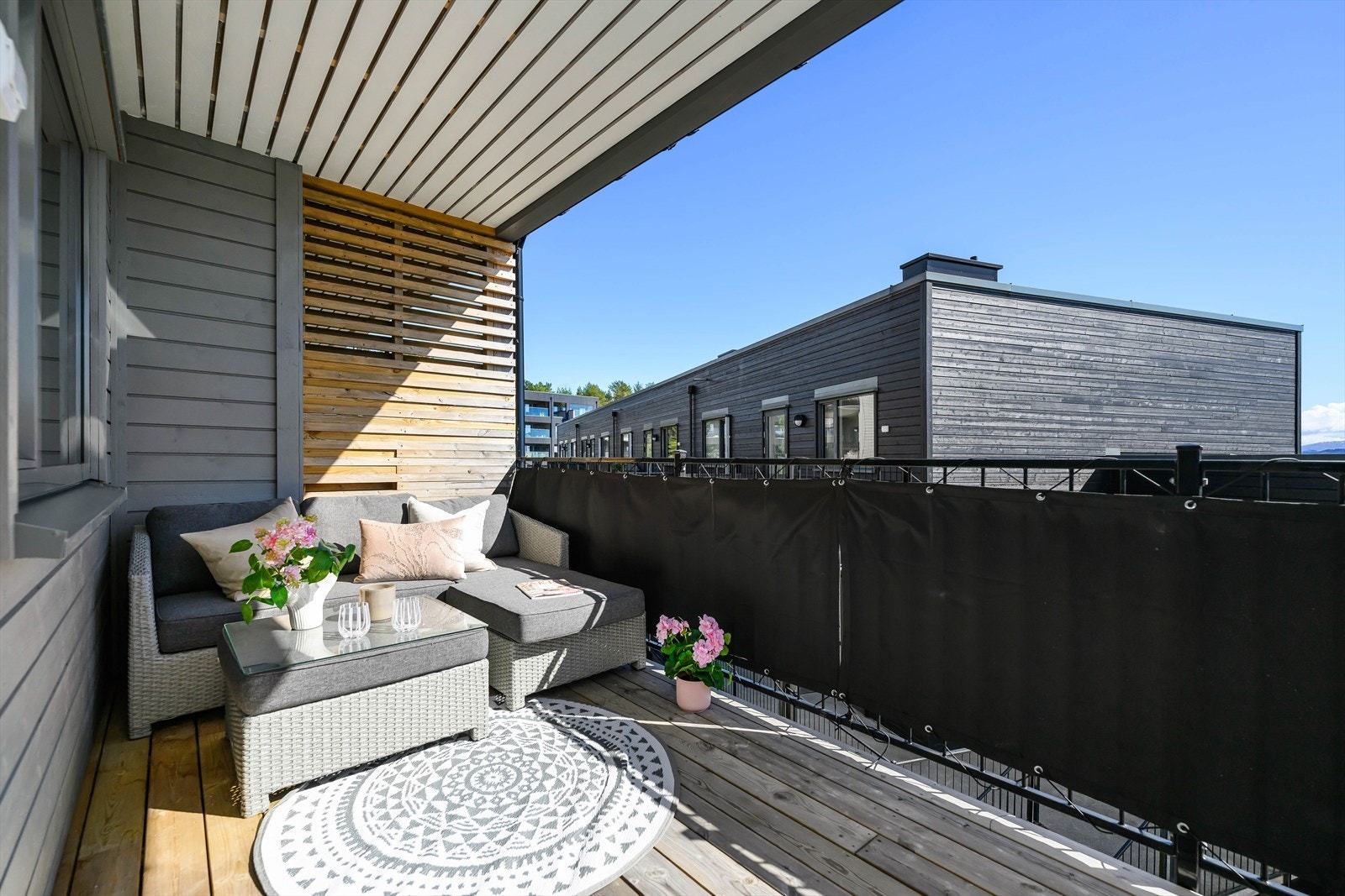 Rekkehuset har to balkonger. Her er tilkomst fra boligens 1.etasje. Galleribilde