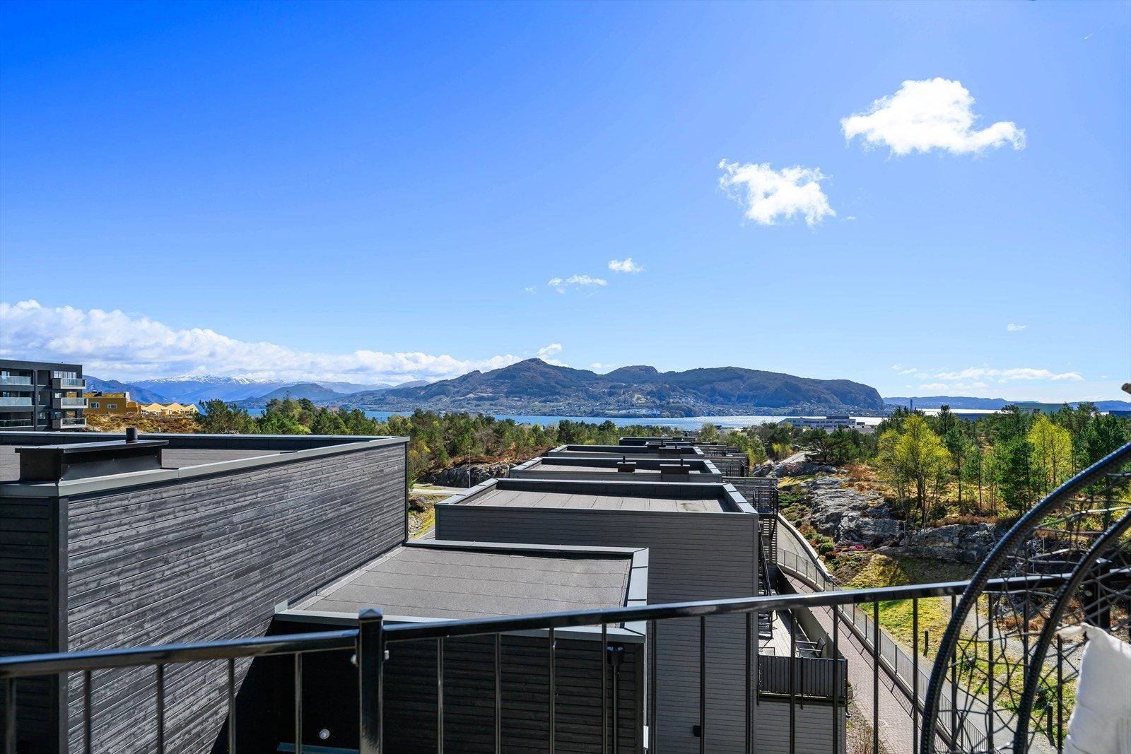På balkongen kan du nyte en fri og deilig utsikt over Knarvik mot Hordvik, og Osterøy. Galleribilde