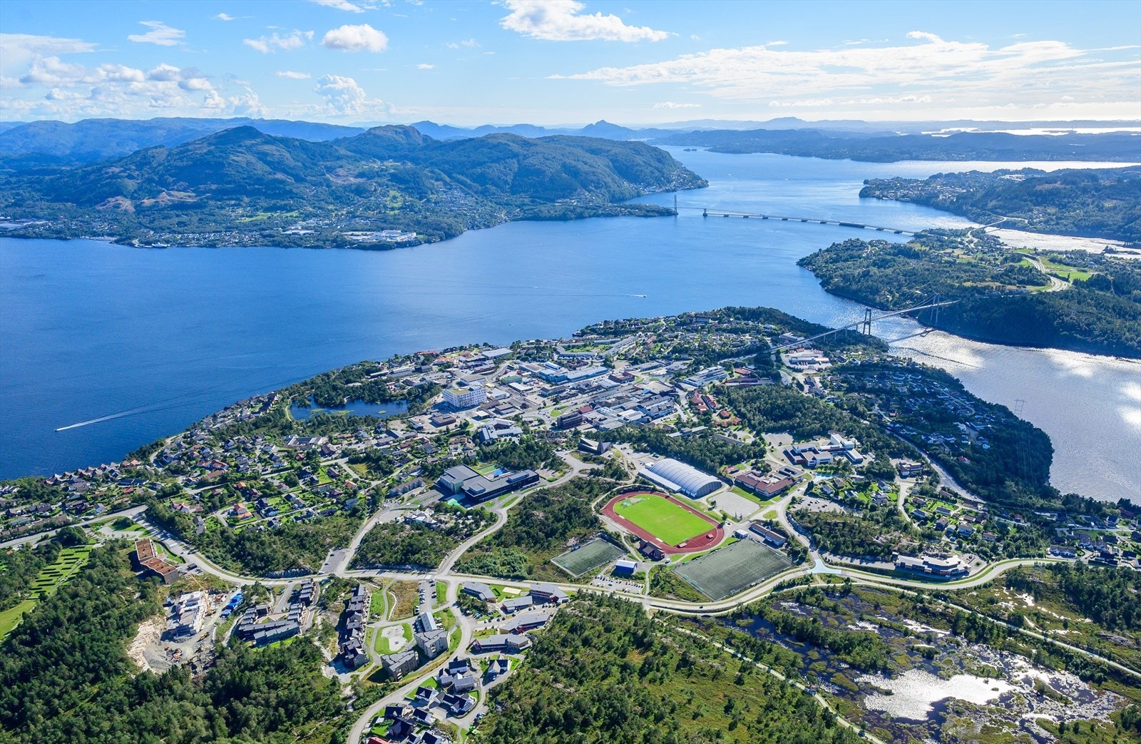 Knarvik amfi er kun en kort spasertur unna, med et bredt utvalg av butikker, servicetilbud og spisesteder. Galleribilde