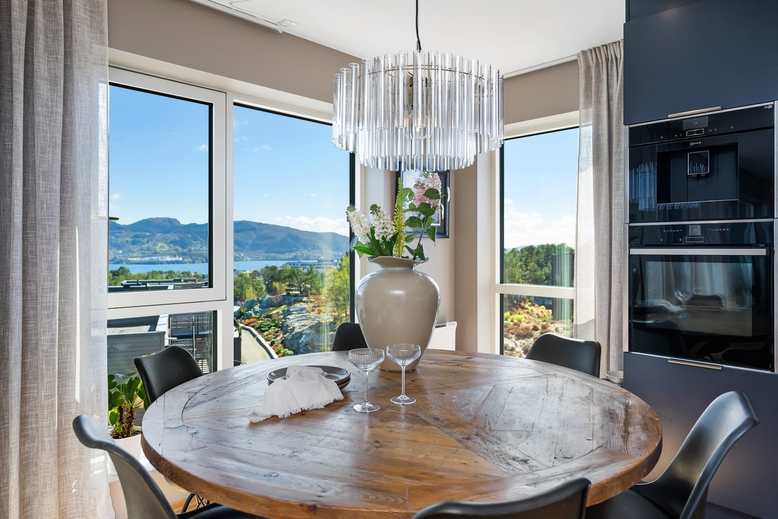 Her kan man sitte å nyte måltidet til den flotte utsikten til Osterfjorden. Galleribilde