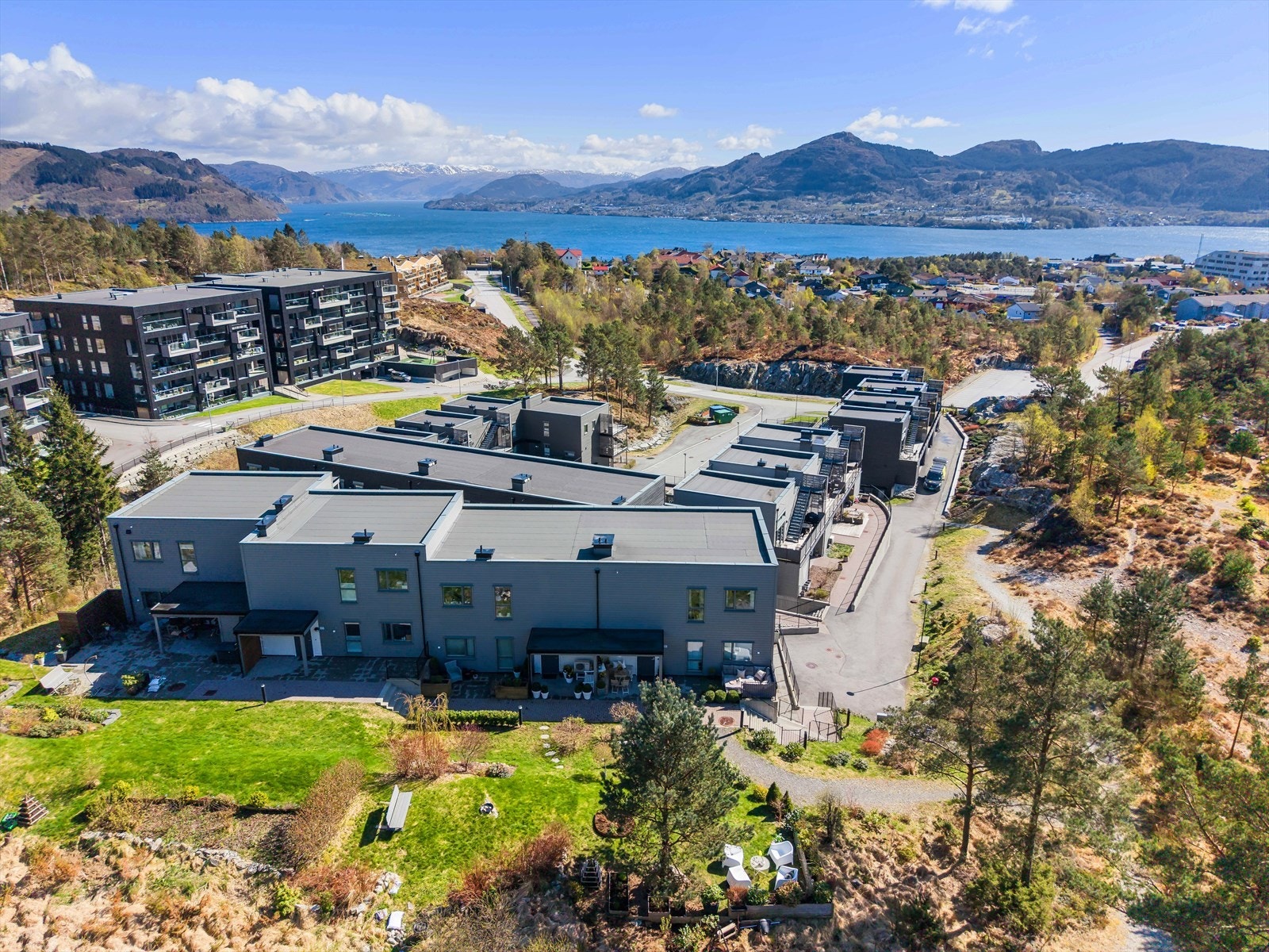 Fra boligen er det kort gangavstand til barnehager, barne- og ungdomsskole, videregående skole og idrettsanlegg. Galleribilde