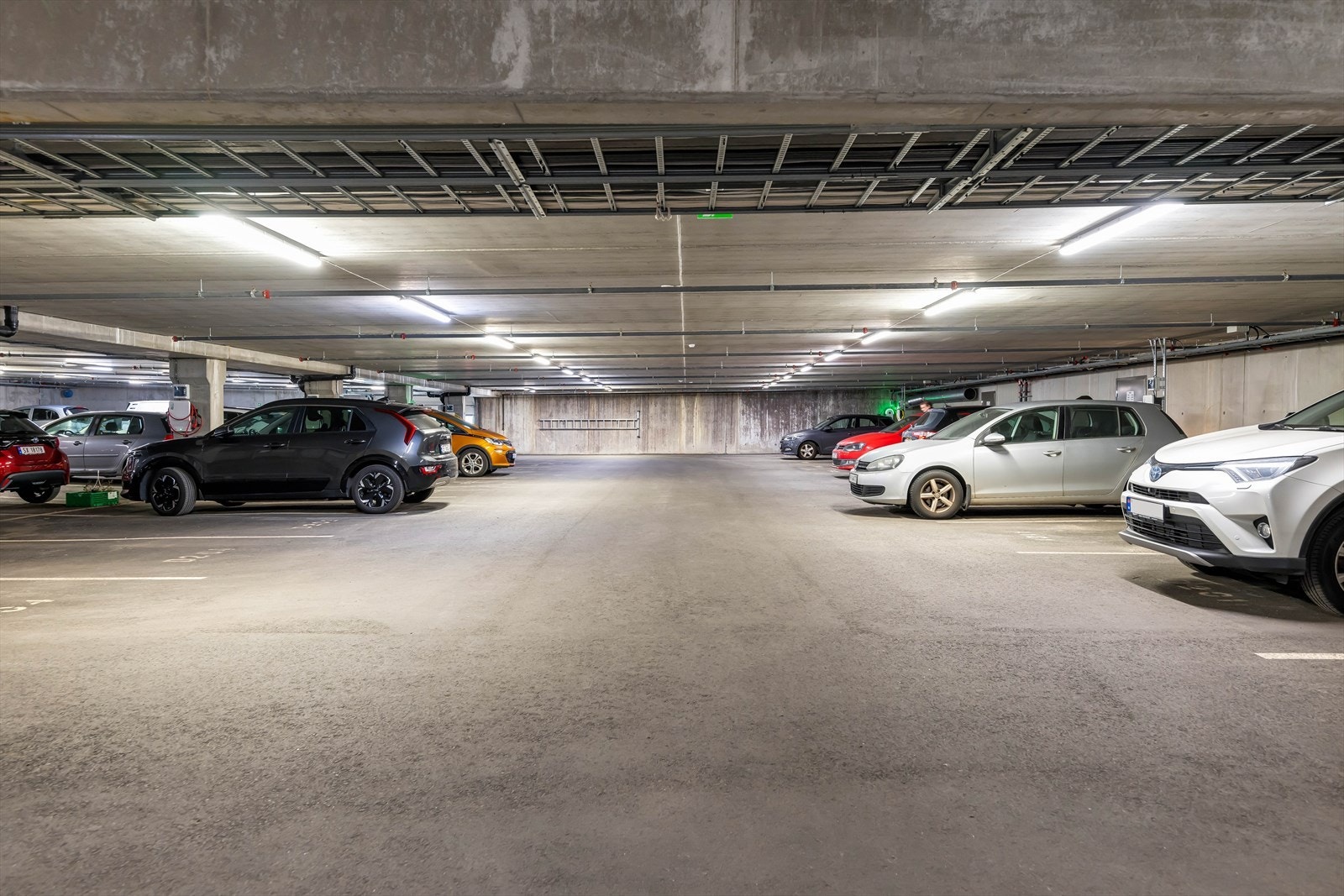 Boligen disponerer en fast parkeringsplass i felles garasje med mulighet for elbil-lader. Parkeringen som tilhører ligger nærmest rekkehuset og har ekstra god bredde.
Her er også en tilhørende bod. Galleribilde