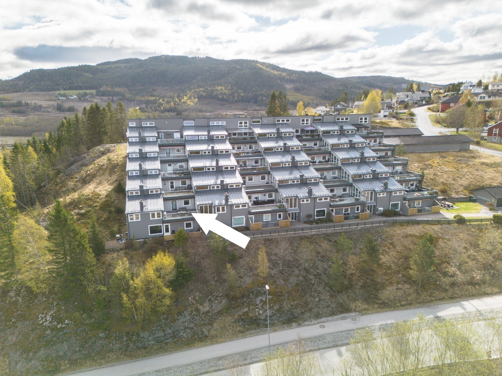 Stilren og pent oppusset treromsleilighet med romslig terrasse og sjøutsikt! Galleribilde