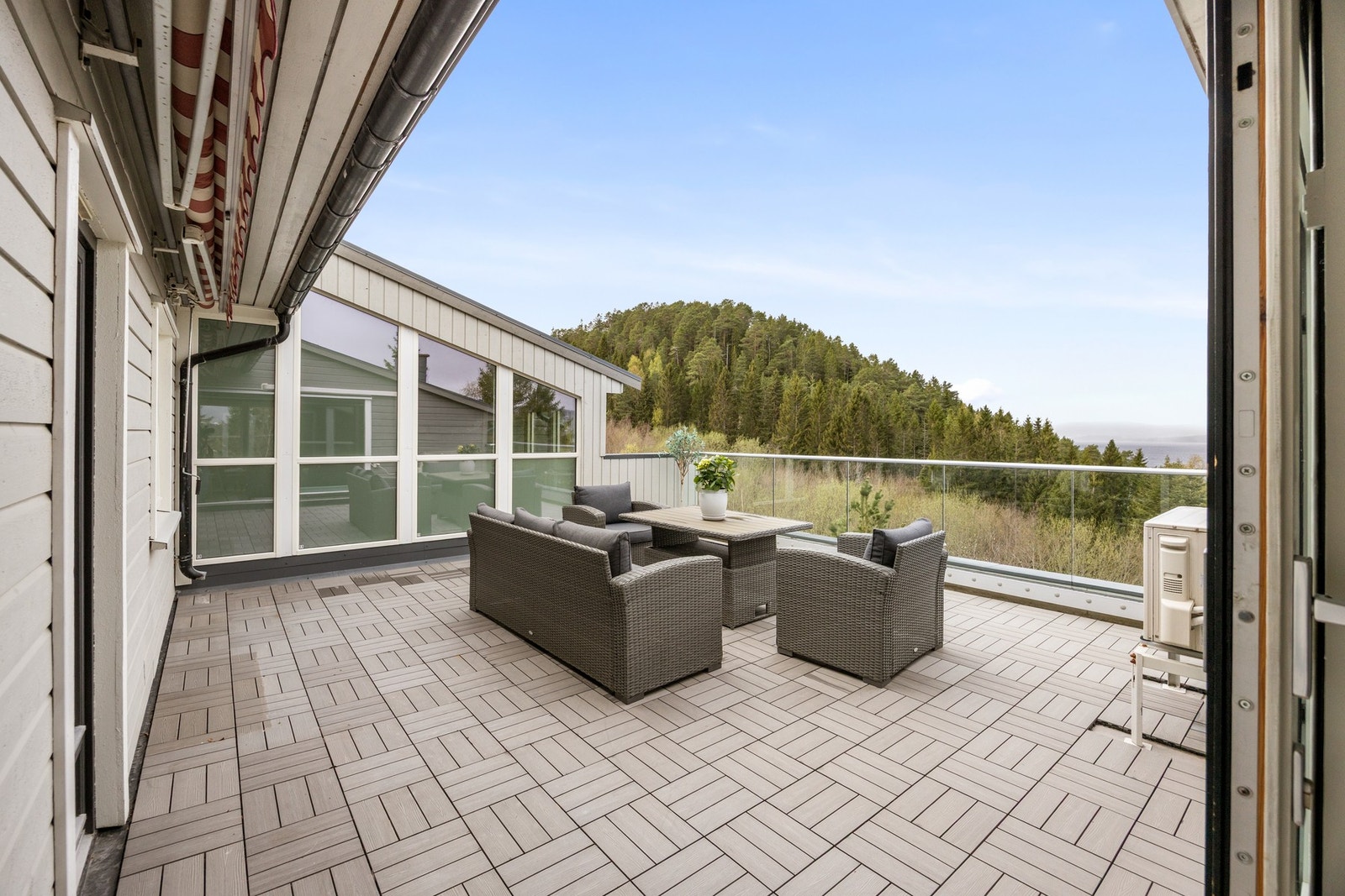 Fra stuen er det utgang til romslig terrasse Galleribilde