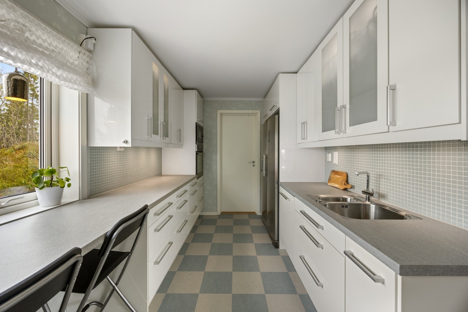 Moderne innredning med integrert stekeovn, platetopp, mikroovn og oppvaskmaskin. Avsatt plass for kjøleskap. Galleribilde