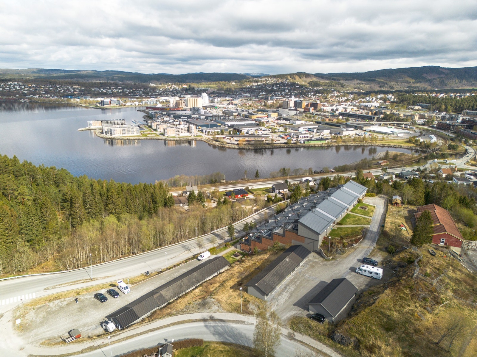 Det er kun en kort rusletur opp til barnehage og barneskole med idrettsanlegg, i motsatt retning er det gangavstand til sentrum og kjøpesenter. Galleribilde