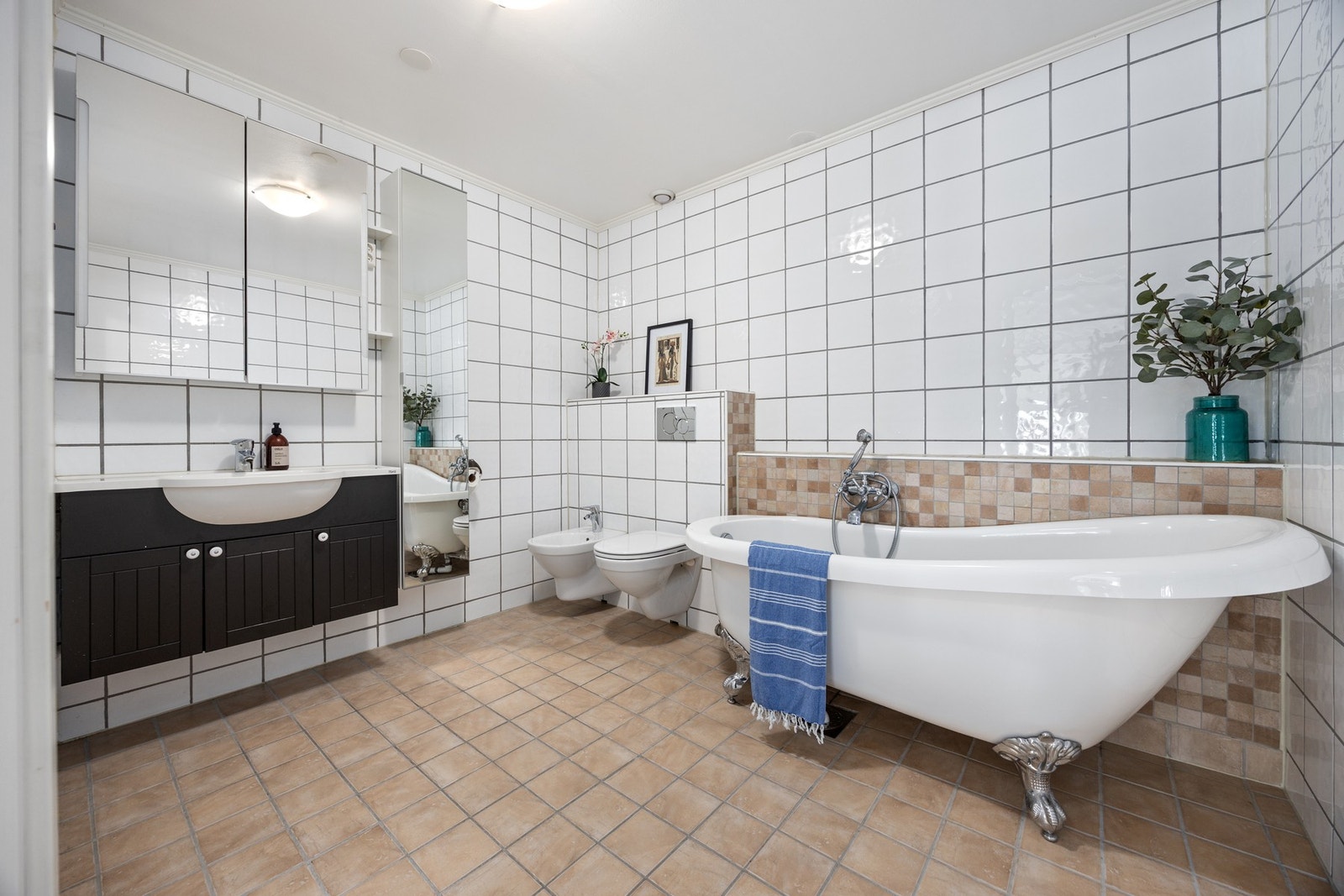 Utstyrt med servantskap, toalett, bidé og badekar. Galleribilde