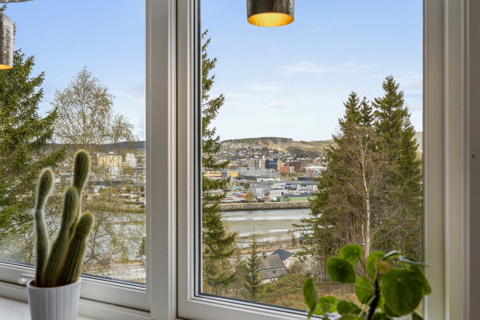 Her kan man nyte frokosten med utsikt til byen Galleribilde