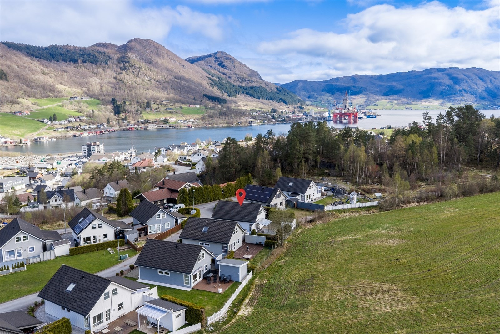Boligen ligger i et rolig og barnevennlig nabolag i Ølensvåg. Galleribilde