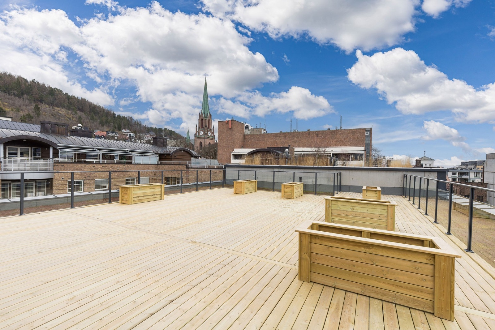 På toppen av bygningen er det en felles takterrasse. Galleribilde