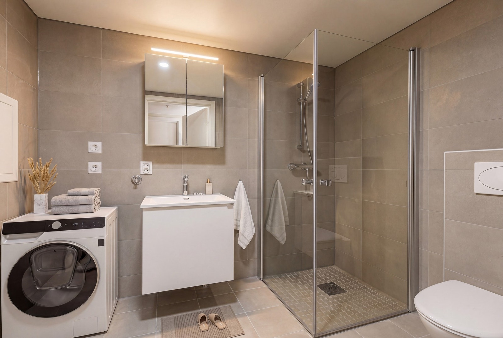 Badet har fliser, gulvvarme og downlights. Galleribilde