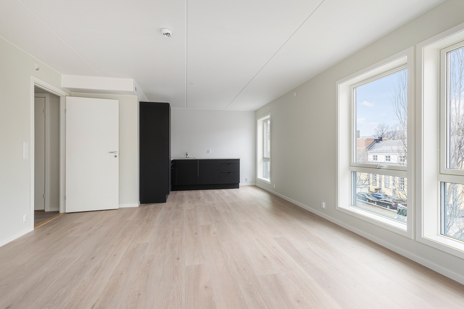 Kjøkkenet har lekker, mørk innredning. Galleribilde