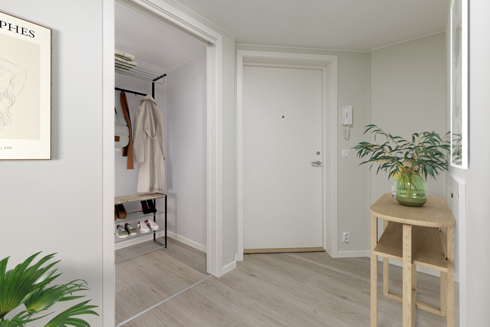 Lys og innbydende entre med nisje for garderobe. Galleribilde