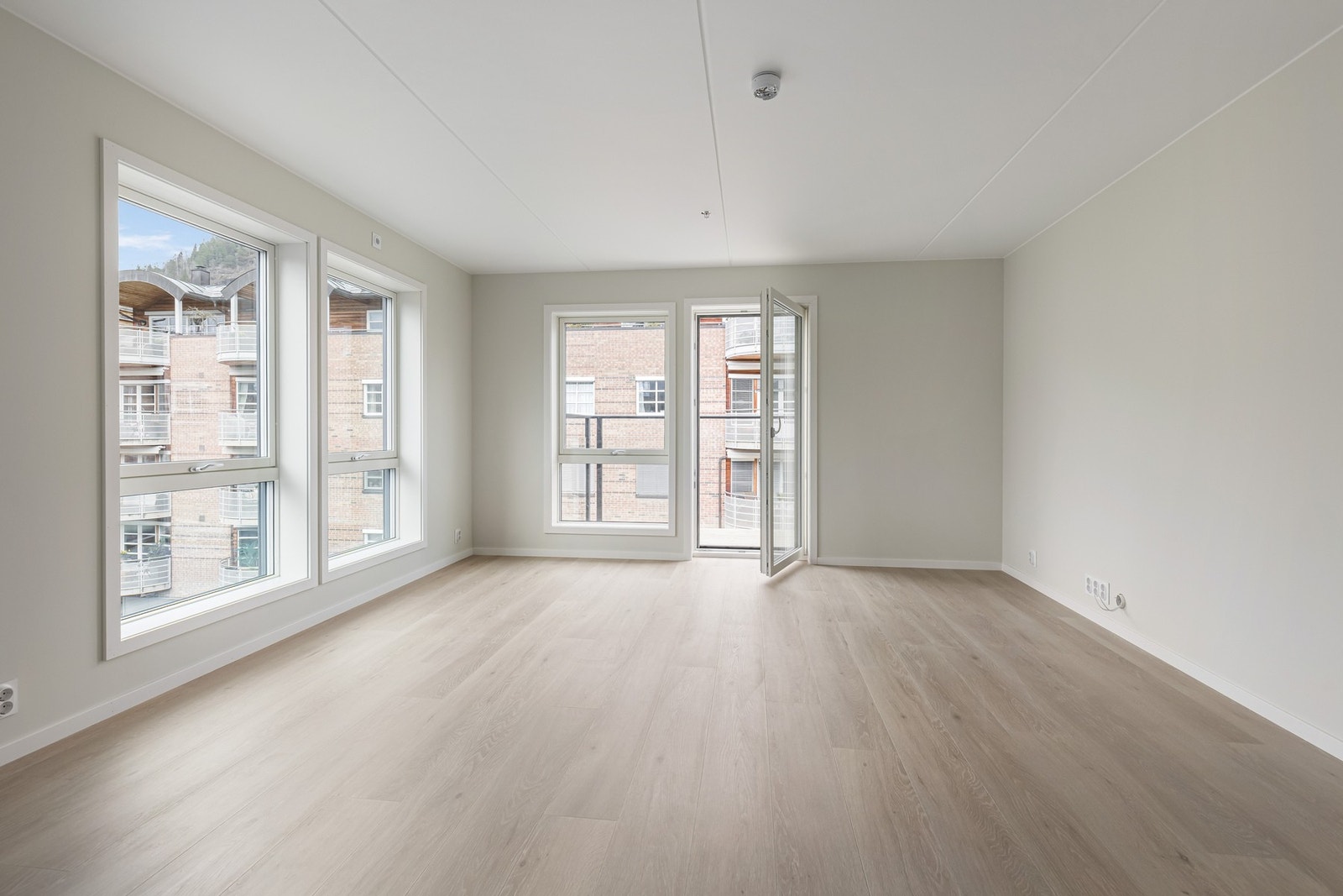 Fra stuen er det utgang til en koselig balkong. Galleribilde