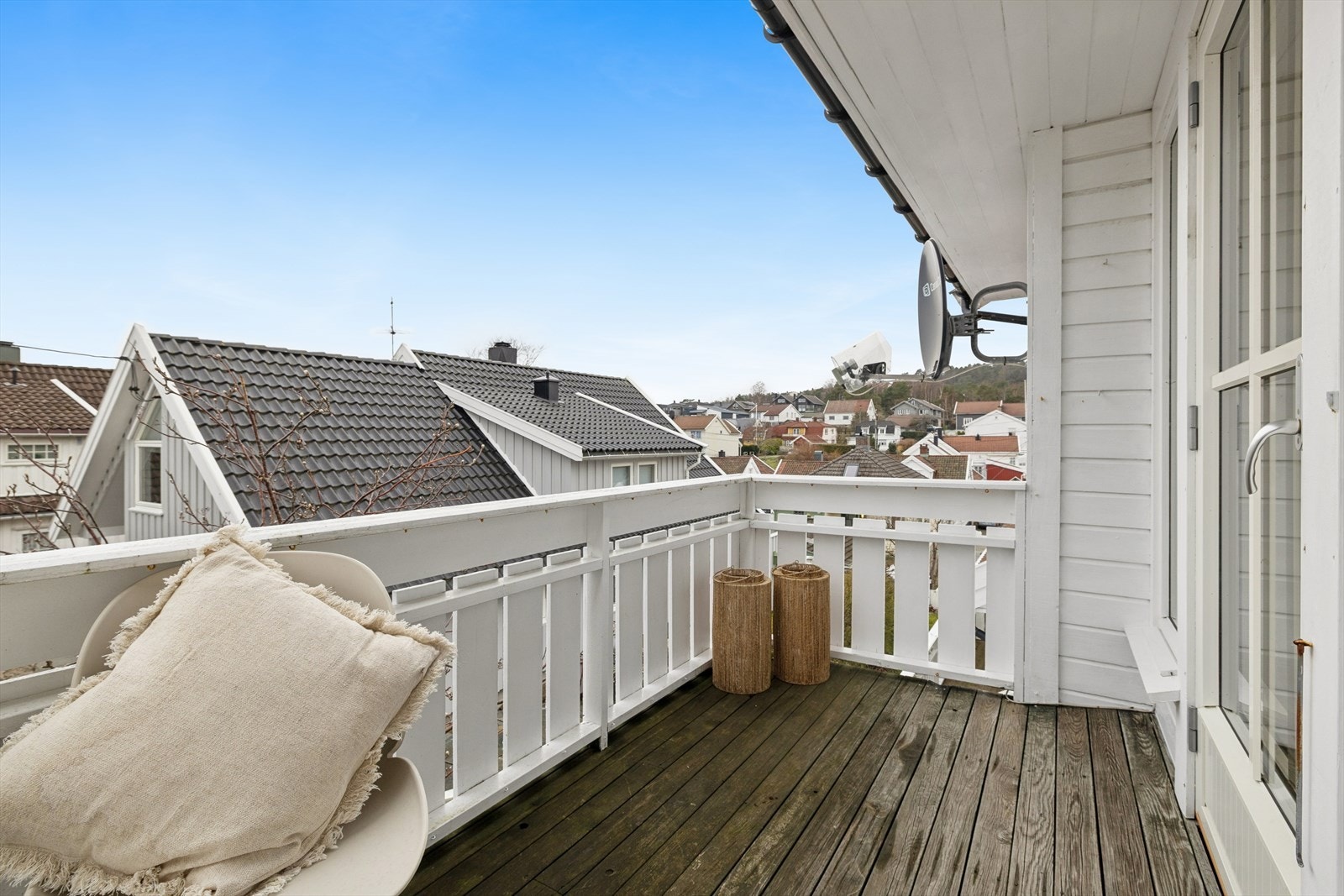 Balkongen er et fint supplement til leiligheten, med utsikt over nærområdet. Galleribilde
