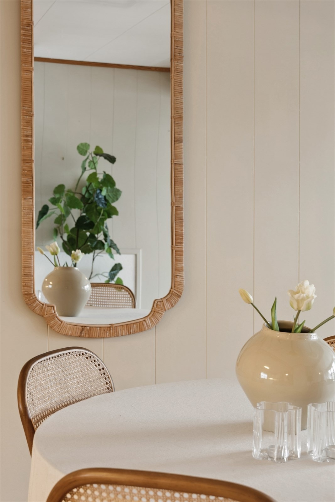 Gjennomgående materialvalg som parkettgulv og trelister skaper en helhetlig stil. Galleribilde