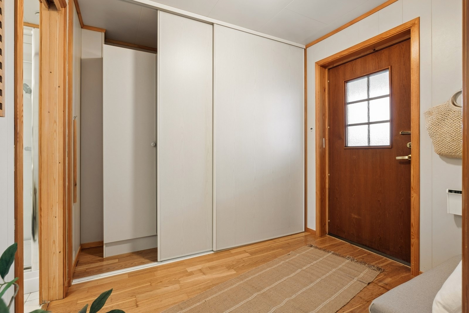 En romslig skyvedørsgarderobe i entréen sørger for rikelig med oppbevaringsplass for yttertøy. Galleribilde