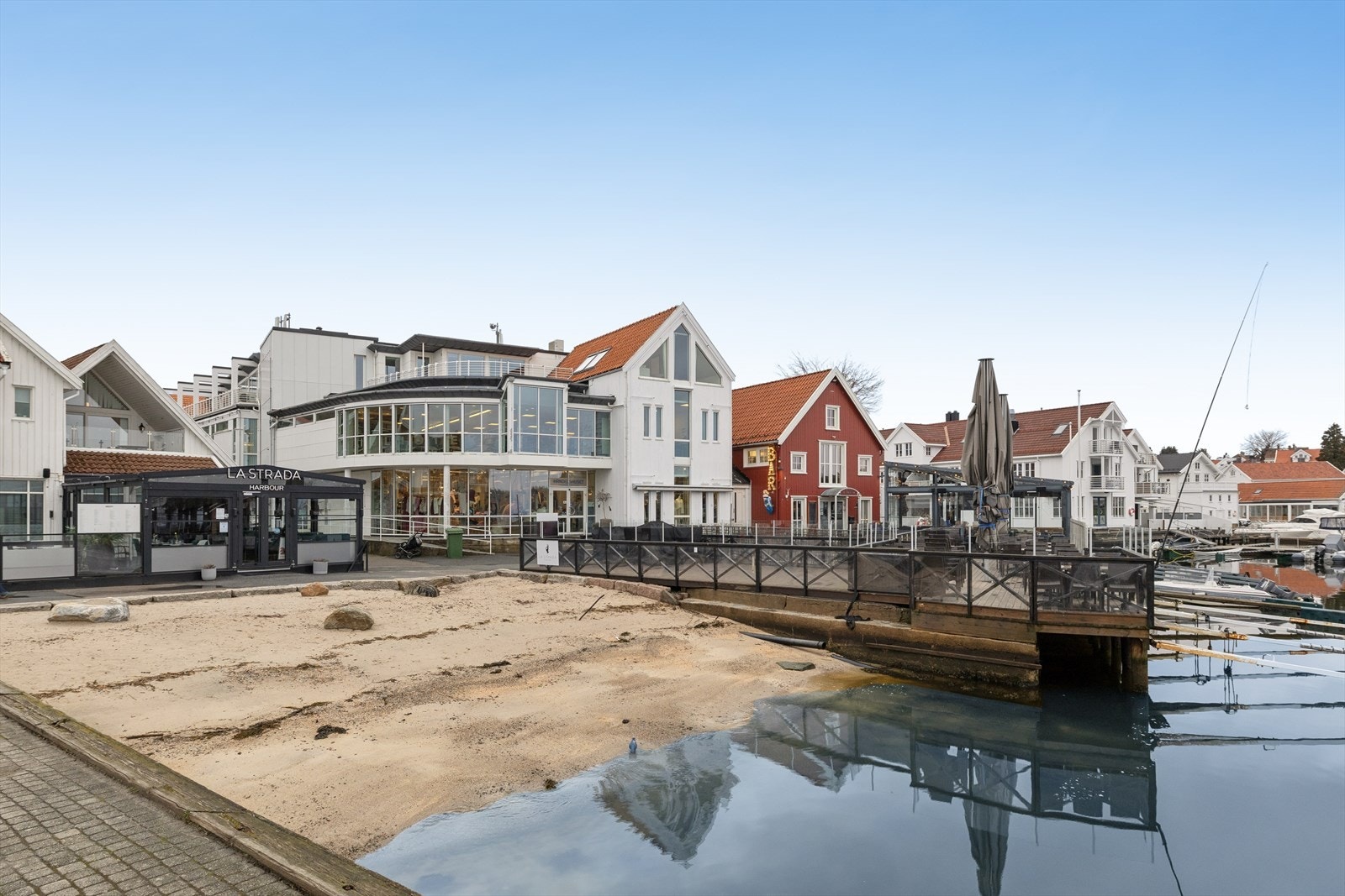 Dagligvarehandelen er enkel med både Matkroken og Kiwi kun 4-5 minutter unna til fots. Galleribilde