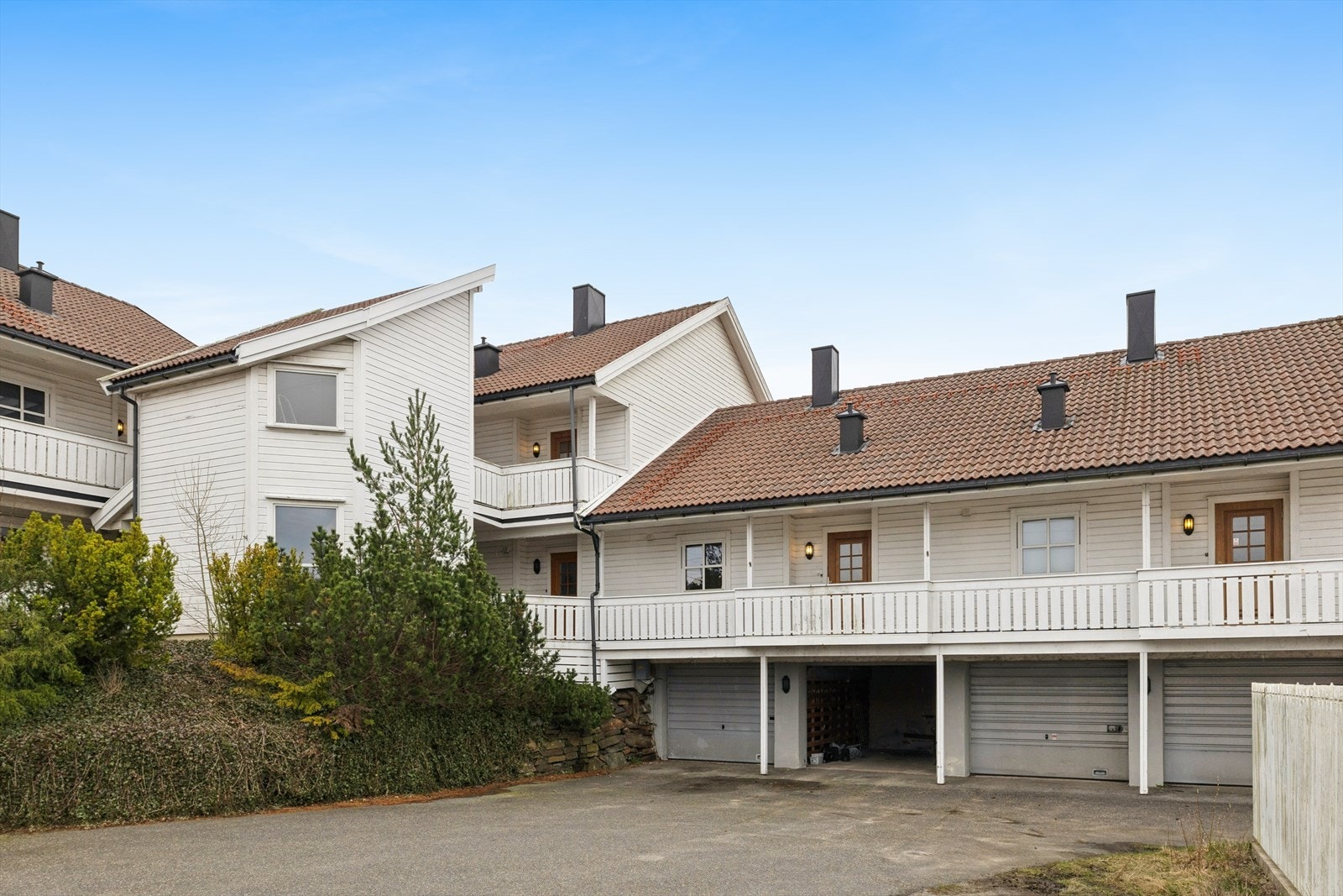Til leiligheten hører en egen garasjeplass i byggets underetasje. Galleribilde
