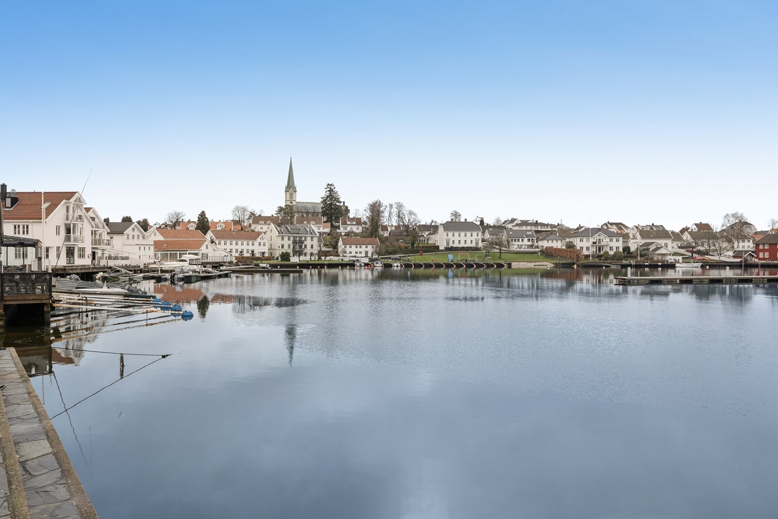 Nyt den unike atmosfæren og sørlandsidyllen langs bryggekanten i Lillesand. Galleribilde