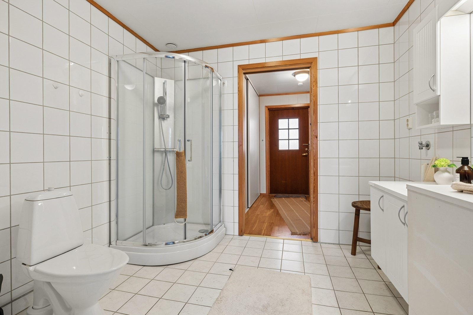 Badet er praktisk innredet med god gulvplass og fliser på gulv og vegger. Galleribilde