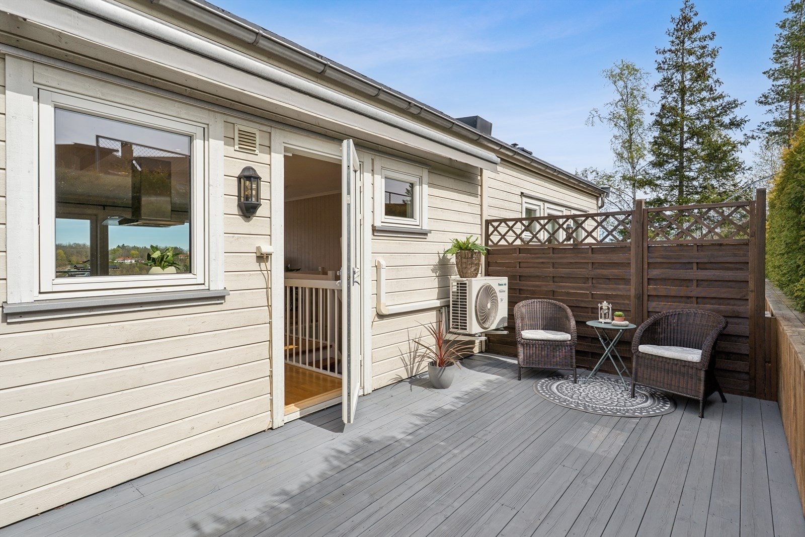 På sommerstid fungerer terrassen som en naturlig forlengelse av stuen, perfekt for både avslapning og sosiale sammenkomster. Galleribilde