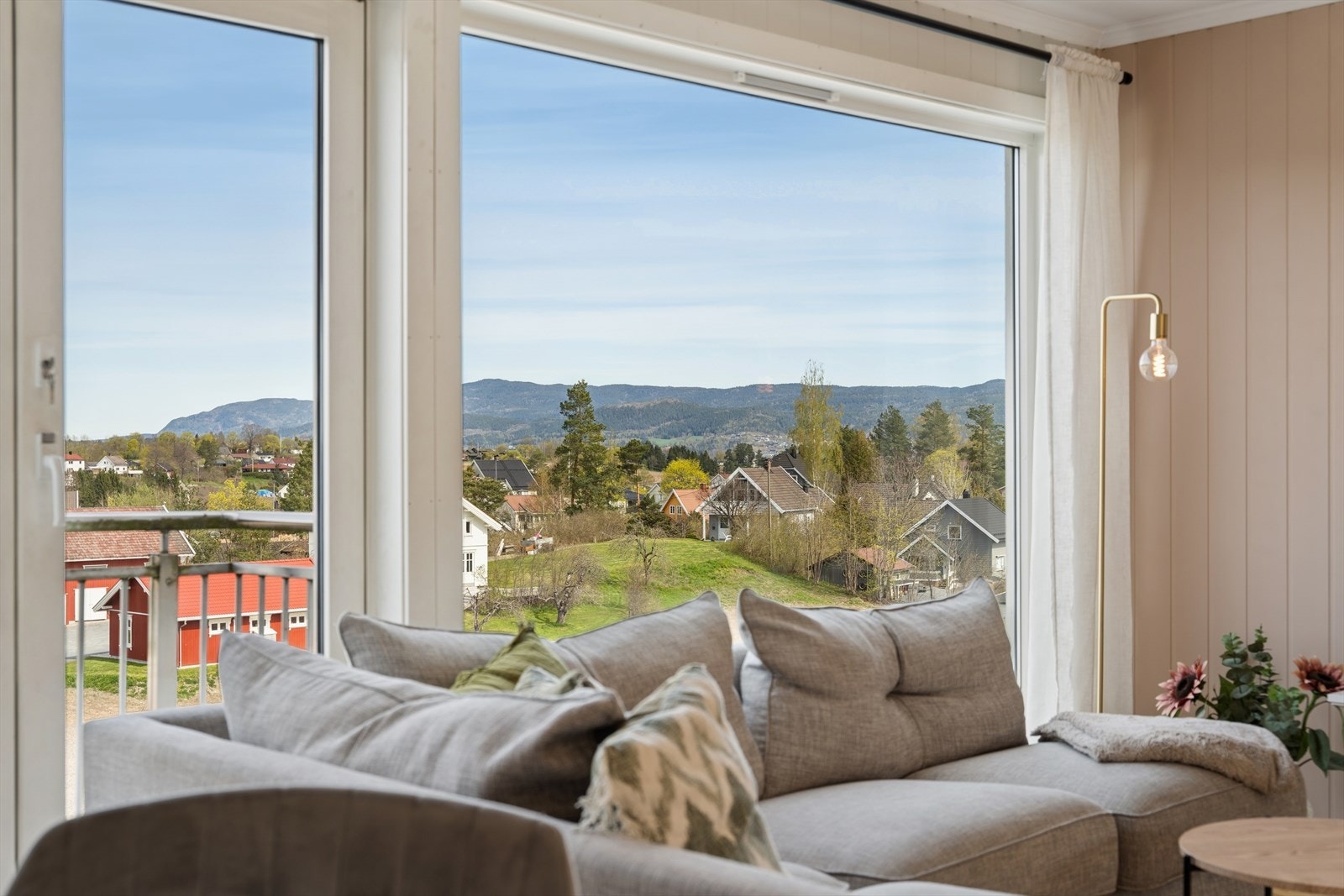 Stuen har store vindusflater som slipper inn rikelig med naturlig lys og skaper en lys, luftig atmosfære med flott utsikt mot omgivelsene. Galleribilde