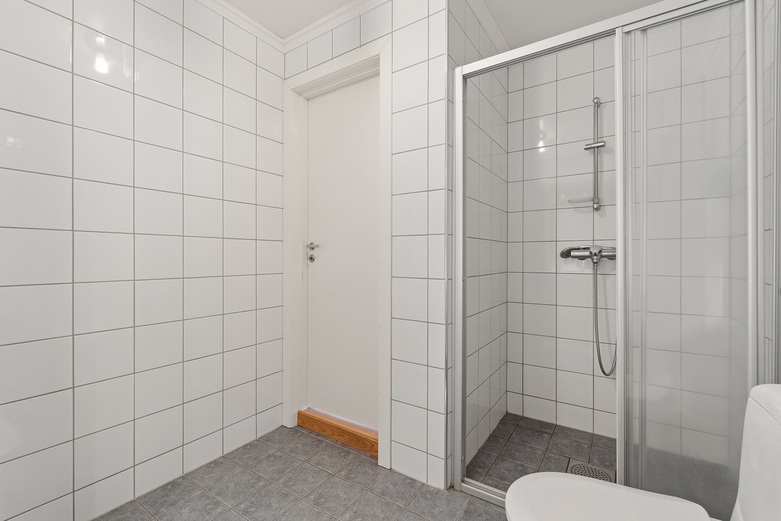 Dusjhjørne med glassvegger. Galleribilde