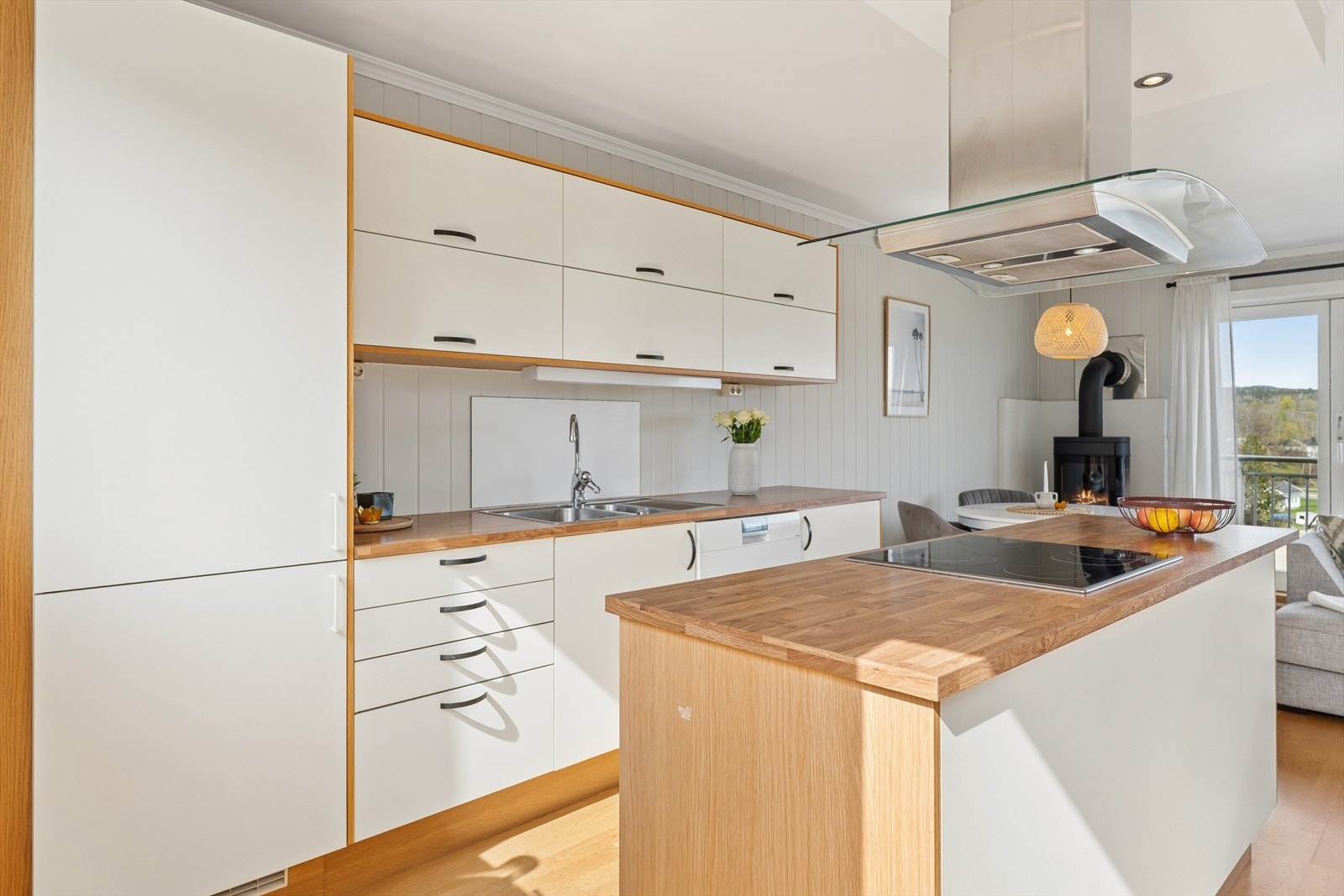 Innredningen har rikelig med skap- og benkeplass. Over koketoppen er det montert kjøkkenventilator med avtrekk rett ut, noe som gir effektiv ventilasjon. Galleribilde