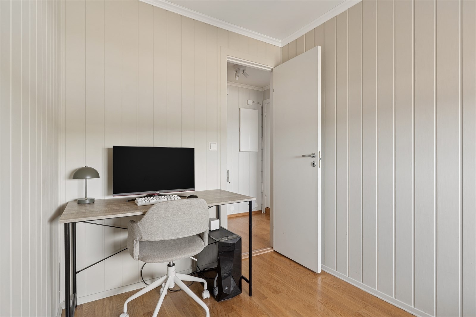 Rommet har panelkledde vegger og parkett på gulvet, i likhet med hovedsoverommet. Galleribilde