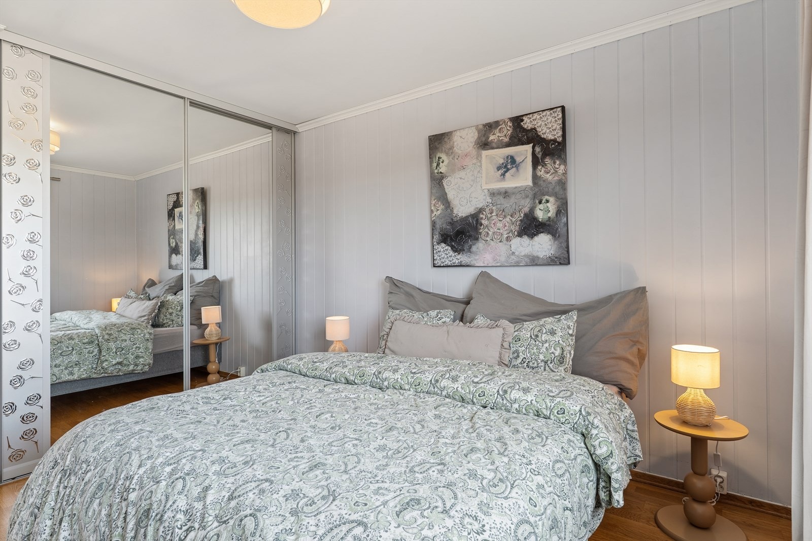 En stor skyvedørsgarderobe med speilfronter gir rikelig med oppbevaringsplass. Galleribilde