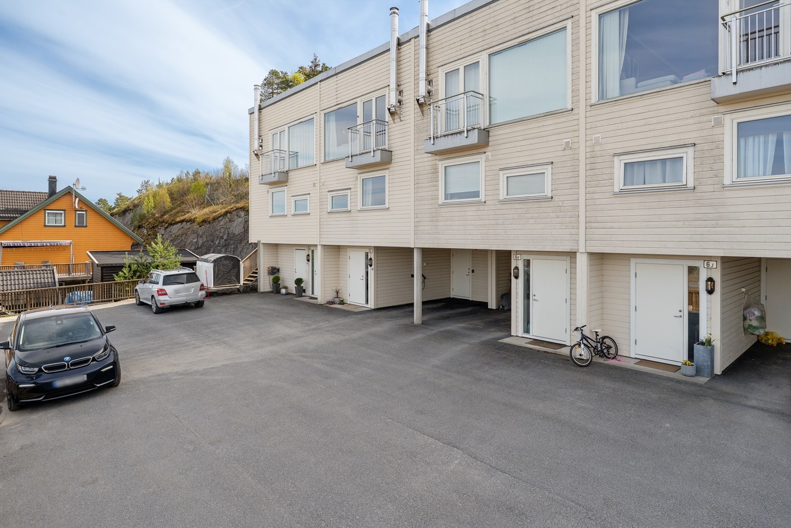 Boligen har egen carport med installert elbillader. Fra inngangspartiet er det direkte tilgang til en praktisk bod. Galleribilde