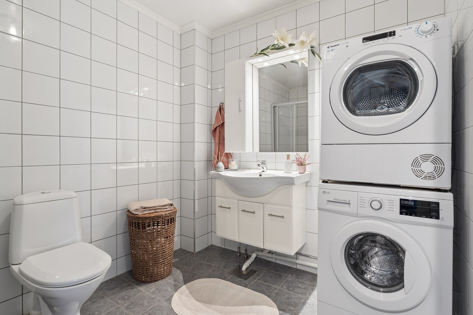 Badet er helfliset og utstyrt med elektriske varmekabler i gulvet for god komfort. Galleribilde
