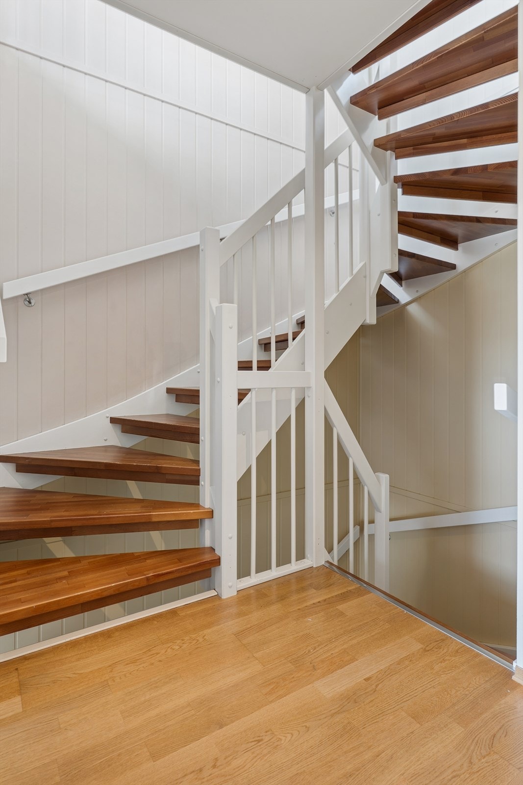 Den lakkerte tretrappen binder etasjene elegant sammen. Galleribilde