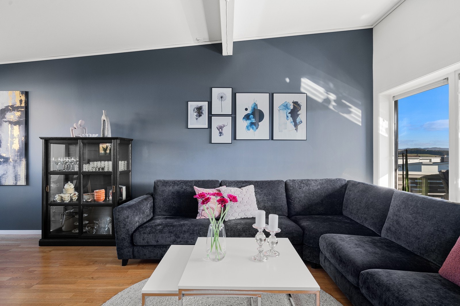 Stuen har god plass til sofa, hyller og TV-seksjon, og fremstår som et naturlig samlingspunkt i boligen. Galleribilde