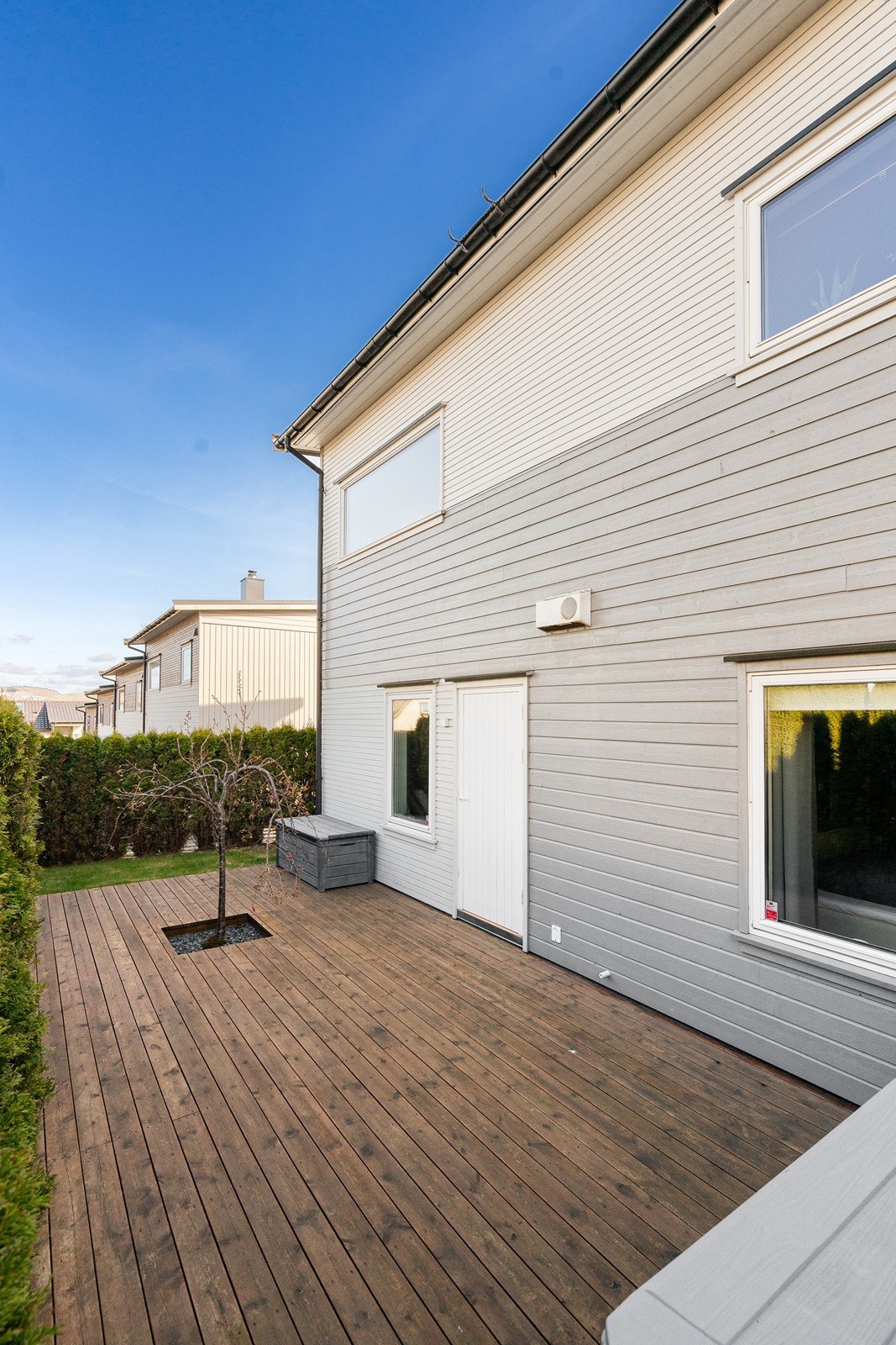 Fint opparbeidet uteområde med gode bruksmuligheter. Galleribilde
