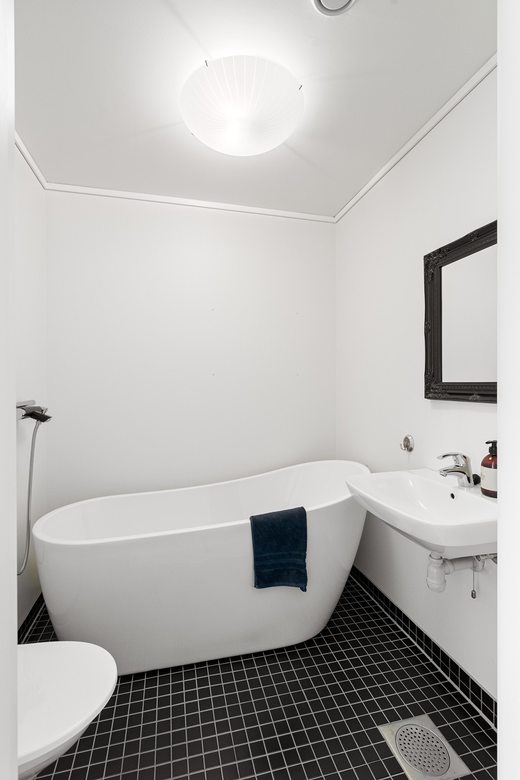 Badet i hovedetasjen er innredet med badekar, toalett og servant. Galleribilde