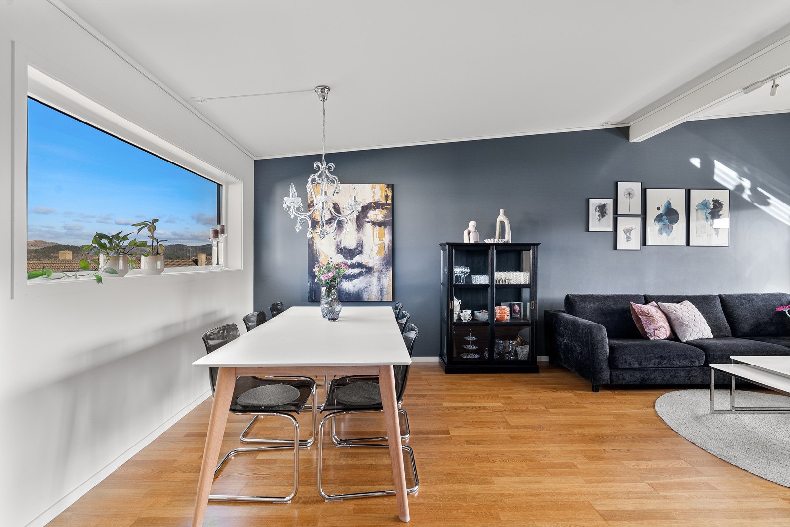 Det er god plass til spisebord i naturlig tilknytning til kjøkkenet, noe som gir en sosial og funksjonell løsning. Galleribilde